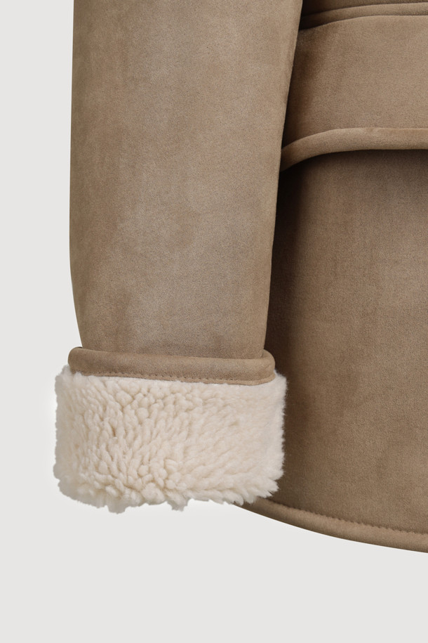 럭키슈에뜨 Chouetties (쇼티스) Fake Mustang (베이지)는 여성스러운 캐주얼 스타일을 연출하는 무스탕입니다. 스웨이드와 덤블 소재의 조화로 포근하고 부드러운 촉감을 선사하며, 두꺼운 두께감으로 따뜻하게 착용할 수 있습니다. 넉넉한 루즈핏과 스탠다드핏 디자인으로 편안한 착용감을 제공하며, 하프 기장으로 다양한 하의와 매치하기 좋습니다. 아웃포켓 디테일과 로고 엠보 포인트가 디자인의 포인트를 더하며, 가을과 겨울 시즌 데일리룩에 활용하기 좋습니다. 베이지 컬러는 미니멀하고 클래식한 분위기를 연출합니다.
