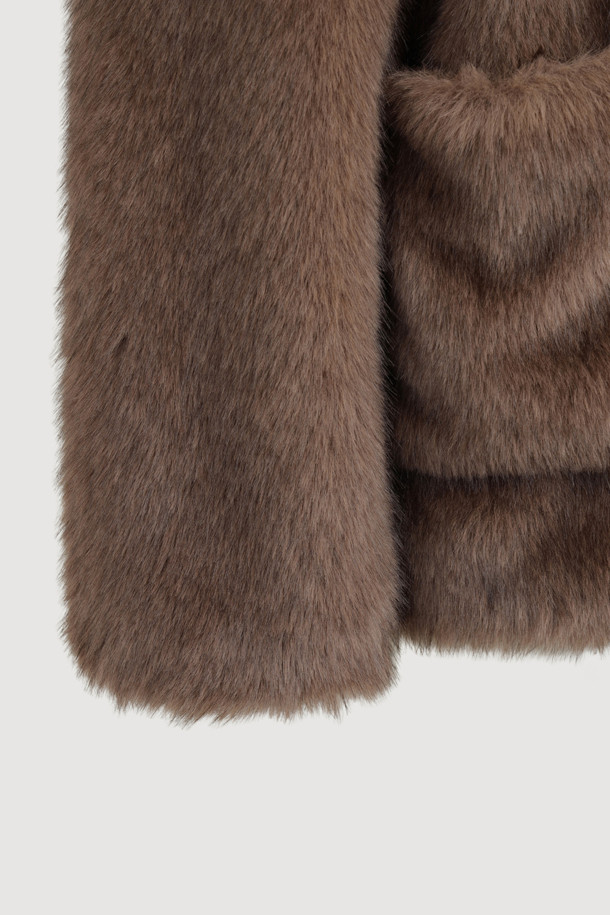 럭키슈에뜨의 슈에티스 페이크 퍼 재킷(브라운)은 출근룩, 오피스룩, 비즈니스 캐주얼에 어울리는 아이템입니다. 클래식, 미니멀, 시크한 스타일을 연출하기에 적합하며, 부드러운 페이크 퍼 소재가 고급스러운 분위기를 더합니다. 브라운 컬러는 따뜻하고 세련된 느낌을 주어 다양한 옷차림에 코디하기 좋습니다. 럭키슈에뜨만의 감각적인 디자인으로, 겨울철 스타일링에 포인트를 더해보세요. 페이크 퍼 재킷으로 시크하고 따뜻한 겨울을 완성하세요.
