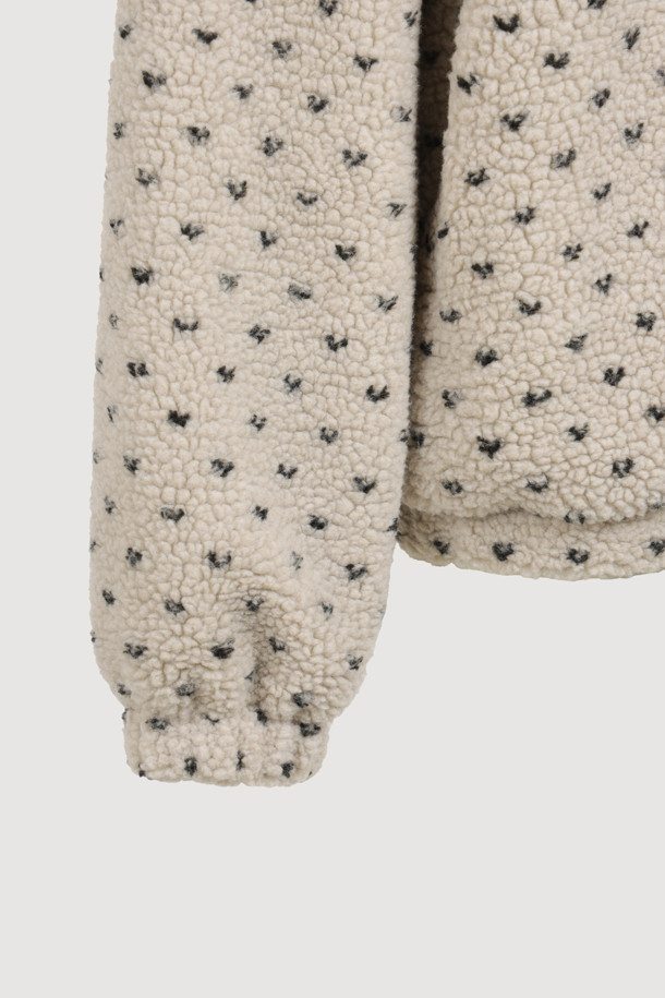 Chouetties by LUCKY CHOUETTE(슈에뜨 바이 럭키슈에뜨)의 페이크 퍼 후드 점퍼(베이지)입니다. 부드러운 플리스와 페이크 퍼 소재로 제작되어 포근하고 따뜻한 착용감을 선사하며, 겨울철은 물론 가을에도 활용하기 좋습니다. 캐주얼, 미니멀, 고프코어 스타일을 아우르는 디자인으로 캠핑룩, 산책룩 등 다양한 TPO에 매치하기 용이합니다. 도트와 하트 패턴이 사랑스러운 분위기를 더하고, 오버핏 실루엣과 후드 디자인으로 편안하면서도 스타일리시하게 연출할 수 있습니다. 투웨이 지퍼, 소매단 및 밑단 밴딩, 레터링 자수, 솔리드 안감 등의 디테일이 돋보이는 두꺼운 두께감의 긴소매 점퍼입니다.
