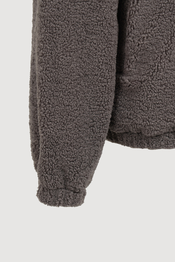 럭키 슈에뜨(LUCKY CHOUETTE)의 Chouetties 페이크 퍼 리버시블 후드 점퍼(다크 그레이)입니다. 부드러운 플리스, 나일론, 페이크 퍼 소재로 제작되어 가을, 겨울 시즌에 따뜻하게 착용할 수 있습니다. 넉넉한 오버핏에 지퍼 여밈 방식으로 편안함을 더했으며, 소매단과 밑단 밴딩 처리로 활동성을 높였습니다. 안감은 페이크 퍼 소재로 뒤집어 투웨이 스타일 연출이 가능하며, 캐주얼, 미니멀, 고프코어 스타일을 즐겨 입는 여성분들께 추천합니다. 가슴 부분에는 럭키 크레센트 문 와펜 자수 장식이 포인트로 더해졌습니다. 산책, 집콕, 여행 등 다양한 상황에서 활용하기 좋은 아이템입니다.
