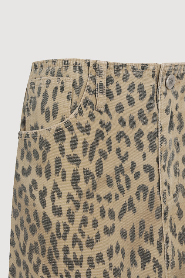 Chouetties by LUCKY CHOUETTE(슈에티 바이 럭키슈에뜨) 레오파드 미니 데님 스커트 (베이지)는 캐주얼과 빈티지 무드를 동시에 연출할 수 있는 여성용 미니스커트입니다. 사계절 활용 가능한 데님 소재의 H라인 핏으로, 로우라이즈 디자인이 특징입니다. 베이지 컬러 바탕에 레오파드 패턴이 돋보이며, 스톤 워싱과 데미지 디테일, 로고 캔톤, 리벳 장식, 레터링 자수 등의 디테일이 더해져 유니크한 매력을 선사합니다. 데이트룩과 쇼핑룩에 어울리는 캐주얼, 클래식, 미니멀 스타일의 아이템입니다.
