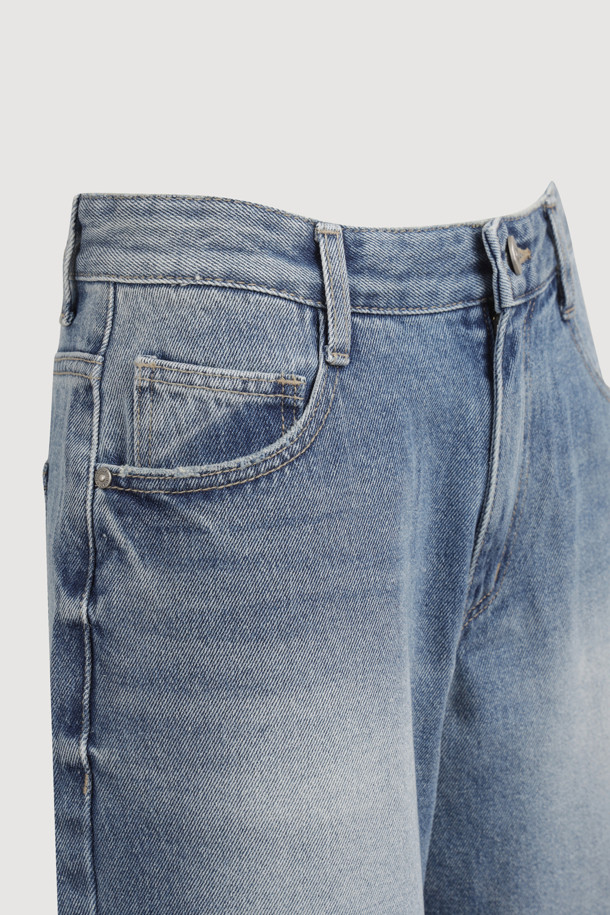 럭키슈에뜨(LUCKY CHOUETTE)의 워싱 와이드 데님 팬츠 (블루)는 캐주얼하고 빈티지한 스타일을 연출하기에 좋은 아이템입니다. 봄, 가을에 어울리는 맥시 기장의 데님 팬츠로, 럭키슈에뜨 로고 캔톤과 리벳 디테일이 돋보입니다. 뒷면에는 슈에띠즈 레터링 자수가 새겨져 있으며, 빈티지 워싱과 사이드 도밍고 워싱으로 포인트를 더했습니다. 와이드 핏으로 편안한 착용감을 제공하며, 동네 마실룩이나 쇼핑룩에 매치하기 좋습니다. 데님 소재 특유의 자연스러운 멋을 살린 이 바지는 레트로 무드를 즐기는 분들께 추천합니다.
