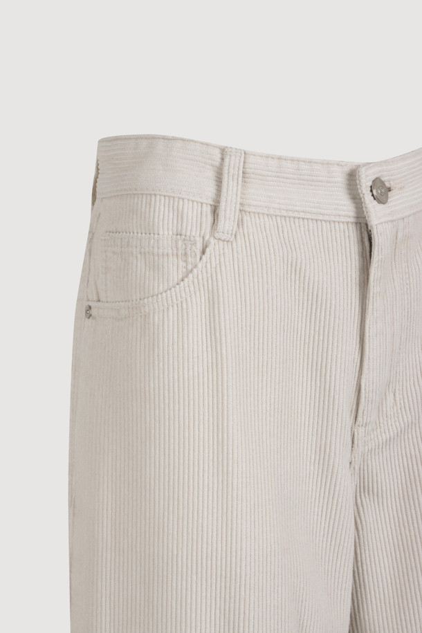 럭키슈에뜨 (LUCKY CHOUETTE)의 Chouetties 워싱 와이드 코듀로이 팬츠 (아이보리)입니다. 캐주얼 스타일의 여성 의류로, 가을과 겨울에 착용하기 좋습니다. 로우라이즈 디자인에 럭키슈에뜨 로고와 Lucky Crescent Moon 자수가 포인트로 더해졌습니다. 와이드핏으로 편안한 착용감을 선사하며, 데이트룩이나 모임룩에 활용하기 좋습니다. 부드러운 코듀로이 소재에 워싱 가공을 거쳐 자연스러운 핏을 연출합니다.
