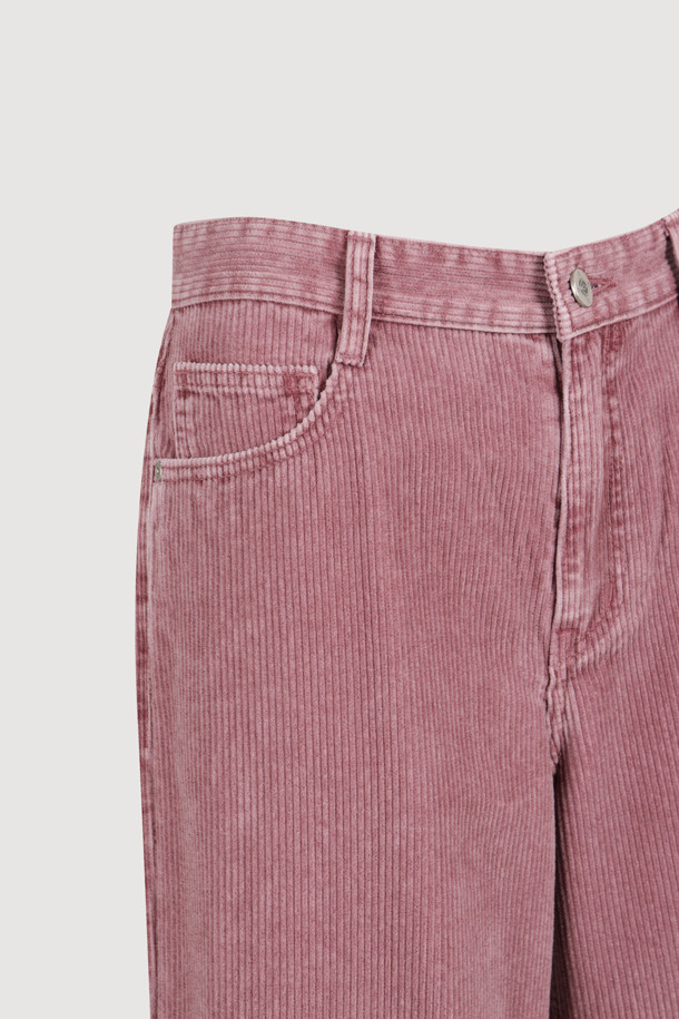 럭키슈에뜨(LUCKY CHOUETTE)의 "슈에티즈 by 럭키슈에뜨_워싱 와이드 코듀로이 팬츠(핑크)"는 캐주얼, 클래식, 미니멀 스타일을 즐기는 여성들을 위한 바지입니다. 가을, 겨울 시즌에 어울리는 두꺼운 두께감의 와이드핏 코듀로이 팬츠로, 워싱 가공을 거쳐 부드러운 촉감을 선사합니다. 로우라이즈 디자인에 럭키슈에뜨 로고와 Lucky Crescent Moon 자수 디테일이 돋보이며, 데이트룩 연출에 제격입니다. 맥시 기장으로 다리가 길어 보이는 효과를 주며, 핑크 컬러가 사랑스러운 분위기를 더합니다.
