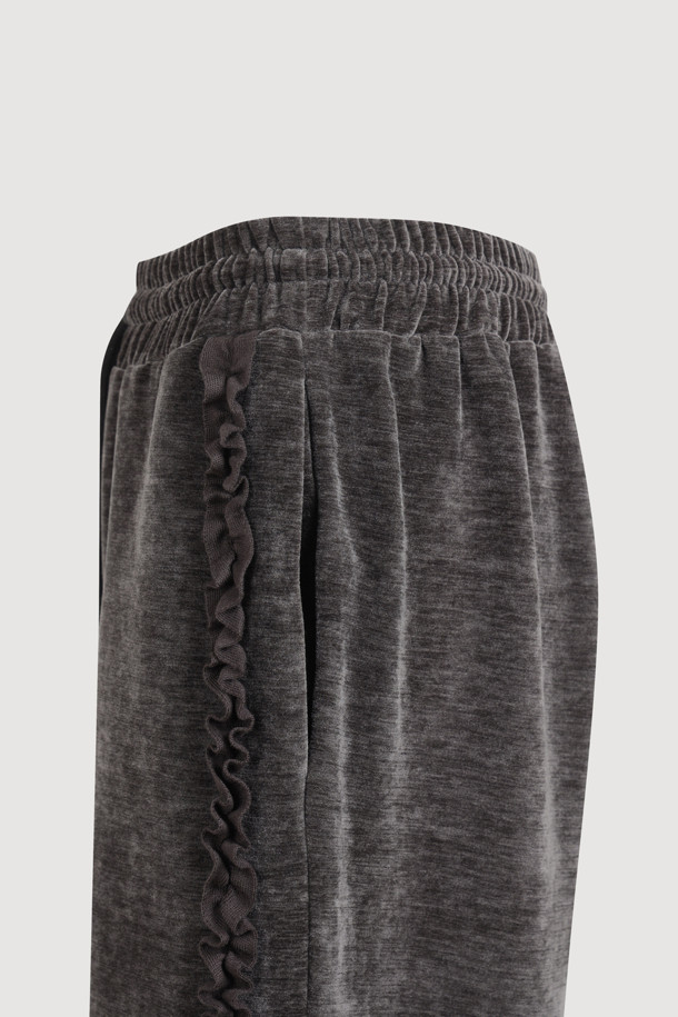 [Re-Order] 럭키슈에뜨_프릴 포인트 벨벳 롱 팬츠 (다크 그레이)는 부드러운 촉감의 벨벳 소재로 제작되어 가을, 겨울 시즌에 따뜻하게 착용하기 좋은 여성용 와이드 핏 긴 바지입니다. 허리 스트링과 사이드 러플 디테일이 캐주얼하면서도 여성스러운 분위기를 더하며, 루즈핏과 맥시 기장으로 편안함을 선사합니다. 집콕룩, 산책룩 등 편안한 일상에 잘 어울리며, 캐주얼, 미니멀, 클래식 스타일을 즐겨 입는 분들께 추천합니다. 세트 상품으로도 구매 가능합니다.
