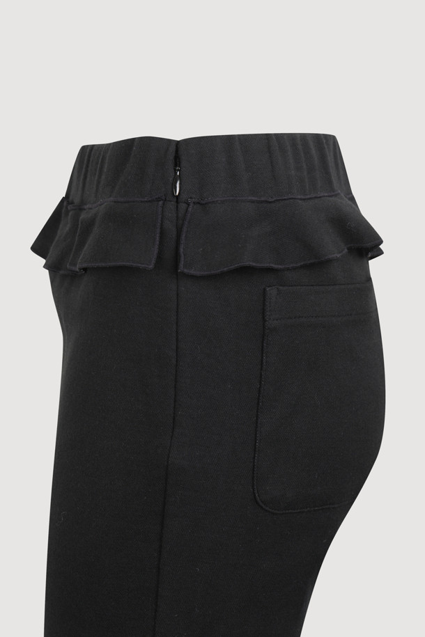 LUCKY CHOUETTE (럭키슈에뜨)의 Frill Point 바이커 쇼츠(블랙)입니다. 허리 밴딩으로 편안한 착용감을 선사하며, 옆 라인 지퍼 디테일로 포인트를 더했습니다. 면, 폴리에스터 혼방 소재로 제작되어 봄, 여름 시즌에 적합하며, 슬림핏 디자인으로 여성스러운 실루엣을 연출합니다. 허리와 밑단 러플 디테일과 러플 끝단의 자수 처리가 돋보이는 제품입니다. 데이트룩, 모임룩 등 다양한 TPO에 미니멀, 걸리시, 로맨틱한 스타일을 더해 활용할 수 있습니다.
