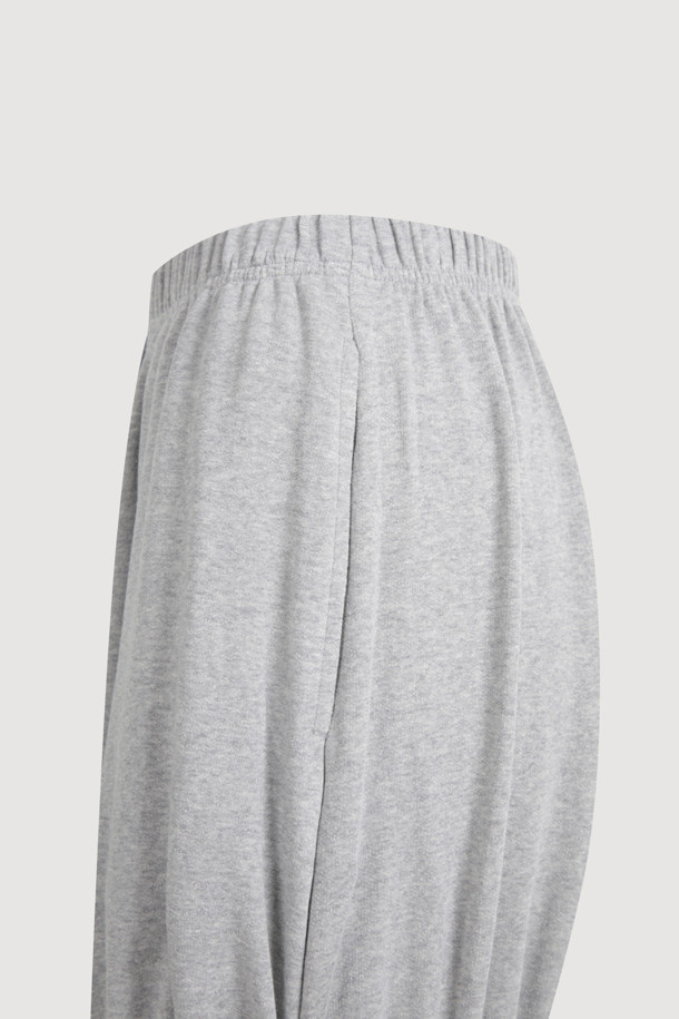 럭키슈에뜨 Chouetties 져지 볼륨 숏 팬츠 (멜란지 그레이)는 편안함과 스타일을 동시에 잡는 여성 숏팬츠입니다. 부드러운 면과 스판 소재 혼방으로 제작되어 쾌적한 착용감을 선사하며, 멜란지 그레이 컬러는 어떤 상의에도 잘 어울려 활용도가 높습니다. 허리 밴딩과 밑단 밴딩 처리로 편안한 착용감을 제공하며, 셔링 디테일과 뒷면 라벨 장식이 포인트를 더합니다. 루즈핏으로 활동성을 높였으며, 캐주얼, 미니멀, 걸리시 스타일을 즐겨 입는 분들께 추천합니다. 동네 마실룩, 휴가룩, 집콕룩 등 다양한 TPO에 맞춰 스타일링해보세요.
