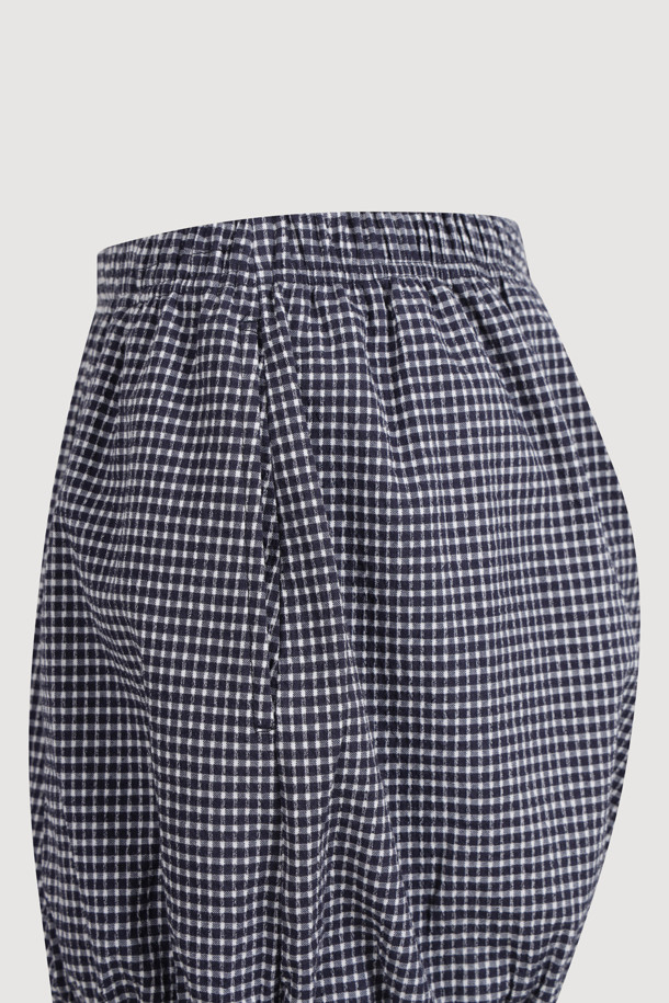 LUCKY CHOUETTE (럭키슈에뜨)의 Chouetties Check Volume Shorts (체크 볼륨 쇼츠) 입니다. 블루 컬러의 여성 숏팬츠로, 캐주얼하고 여성스러운 스타일을 연출합니다. 허리 밴딩과 밑단 밴딩으로 편안한 착용감을 선사하며, 셔링 디테일과 볼륨감 있는 디자인이 특징입니다. 체크 패턴이 돋보이며, 뒷면 라벨 장식으로 포인트를 더했습니다. 동네 마실룩, 카페룩, 봄 소풍룩 등 다양한 TPO에 활용하기 좋은 아이템입니다.
