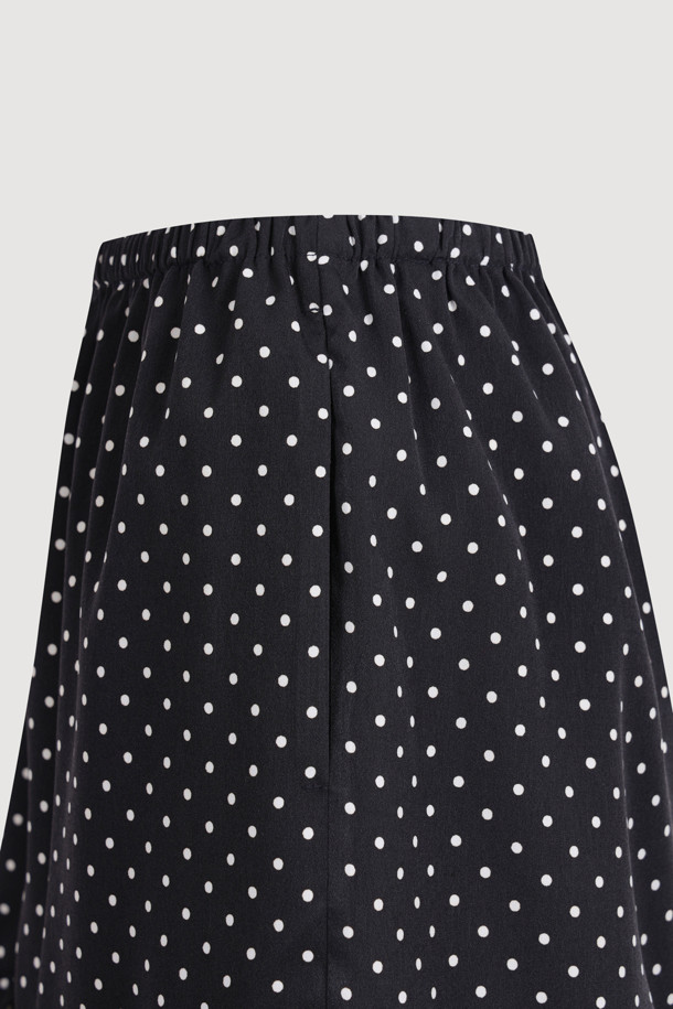 럭키슈에뜨의 Chouetties 프릴 숏팬츠 (블랙)는 여성스러운 스타일을 연출하는 데 안성맞춤입니다. 부드러운 사틴 소재와 은은한 광택감이 고급스러운 분위기를 더하며, 허리 밴딩으로 편안한 착용감을 선사합니다. 밑단 러플 디테일과 도트 패턴이 사랑스러운 포인트를 더하고, 뒷면 라벨 장식으로 브랜드의 감성을 느낄 수 있습니다. 데이트룩, 카페룩, 휴가룩 등 다양한 TPO에 로맨틱, 미니멀, 리조트 스타일로 활용해보세요.
