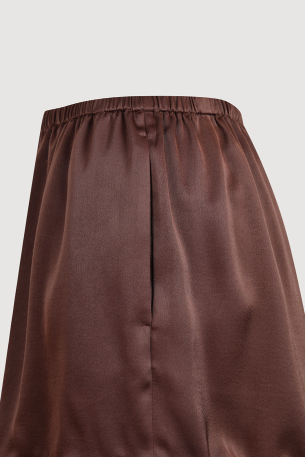 LUCKY CHOUETTE (럭키슈에뜨)의 Chouetties 프릴 쇼츠 (브라운)입니다. 부드러운 사틴 소재로 제작되어 은은한 광택감이 돋보이며, 밑단 러플 디테일이 여성스러운 분위기를 더합니다. 허리 밴딩 처리로 편안한 착용감을 선사하며, 뒷면 라벨 장식이 포인트입니다. 여름철 데이트룩, 카페룩, 휴가룩에 잘 어울리며, 클래식, 미니멀, 리조트 스타일을 연출하기 좋습니다. 숏 기장과 도트 패턴으로 시원하고 우아한 스타일을 완성해보세요.
