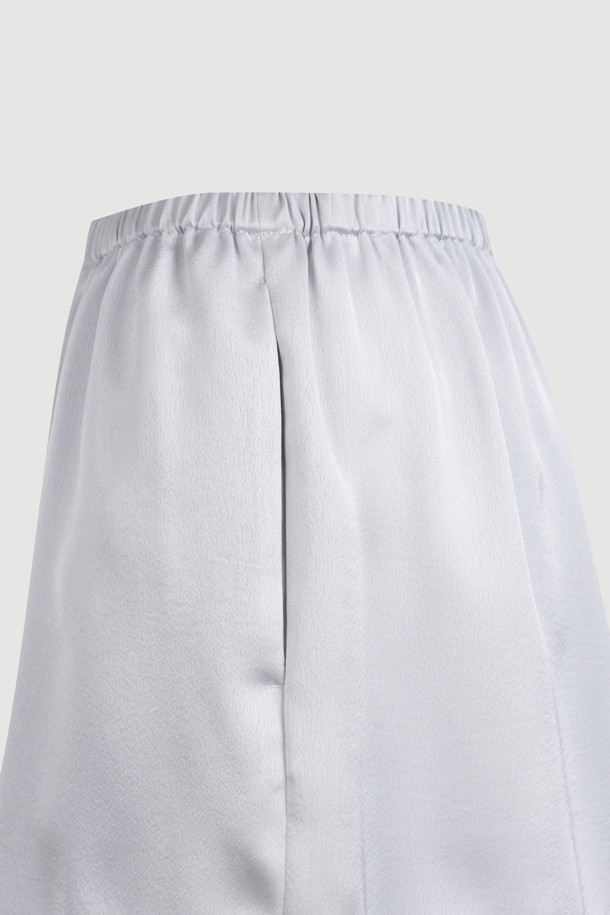 럭키슈에뜨의 Chouetties 프릴 숏팬츠 (실버)는 여성스러운 무드를 연출하는 숏 기장의 프릴 숏팬츠입니다. 은은한 광택감이 돋보이는 사틴 소재에 도트 무늬가 더해져 로맨틱하면서도 미니멀한 스타일을 완성합니다. 밑단 러플 디테일로 포인트를 더했으며, 루즈핏으로 편안한 착용감을 선사합니다. 데이트룩, 카페룩, 휴가룩 등 다양한 TPO에 활용 가능하며, 밴딩 처리로 활동성을 높였습니다. 뒷면에는 럭키슈에뜨 라벨 장식이 돋보입니다.
