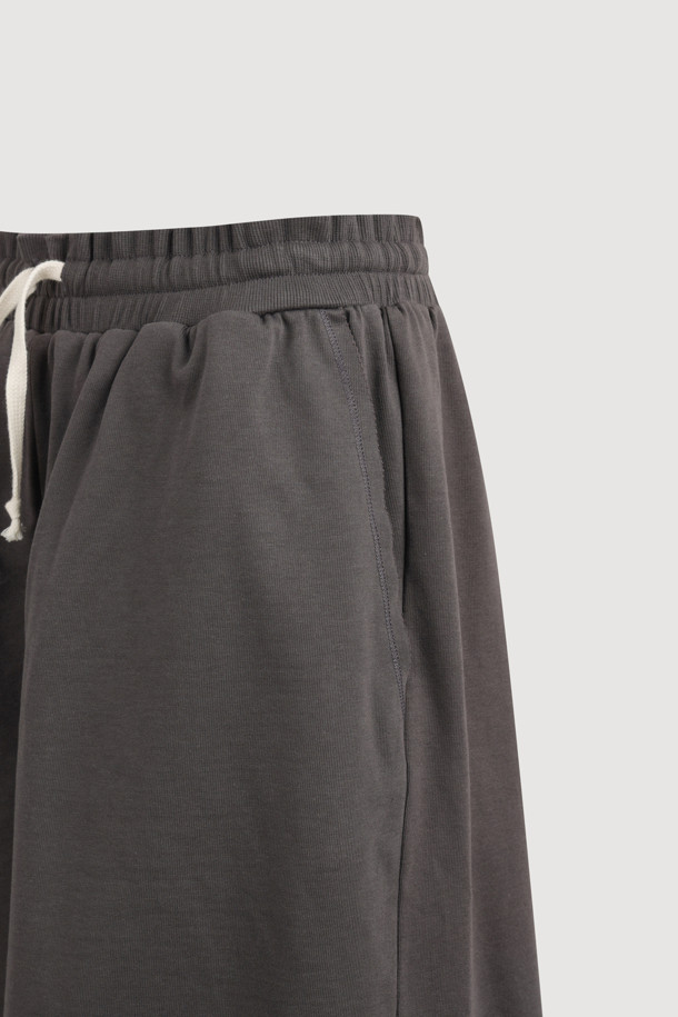 럭키슈에뜨 바이 럭키슈에뜨_이지 밴딩 그래픽 쇼츠 (그레이)는 편안하고 스타일리시한 여름을 위한 여성 숏팬츠입니다. 부드러운 면 소재에 루즈핏으로 제작되어 활동성을 높였으며, 캐주얼한 스타일을 연출합니다. 허리 밴딩과 스트링으로 편안한 착용감을 제공하며, 뒷면과 밑단에 럭키슈에뜨만의 그래픽 프린트와 자수 디테일을 더해 포인트를 주었습니다. 동네 마실룩, 휴가룩, 바캉스룩 등 다양한 TPO에 활용하기 좋으며, 캐주얼, 미니멀, 리조트 스타일을 즐기는 분들께 추천합니다.
