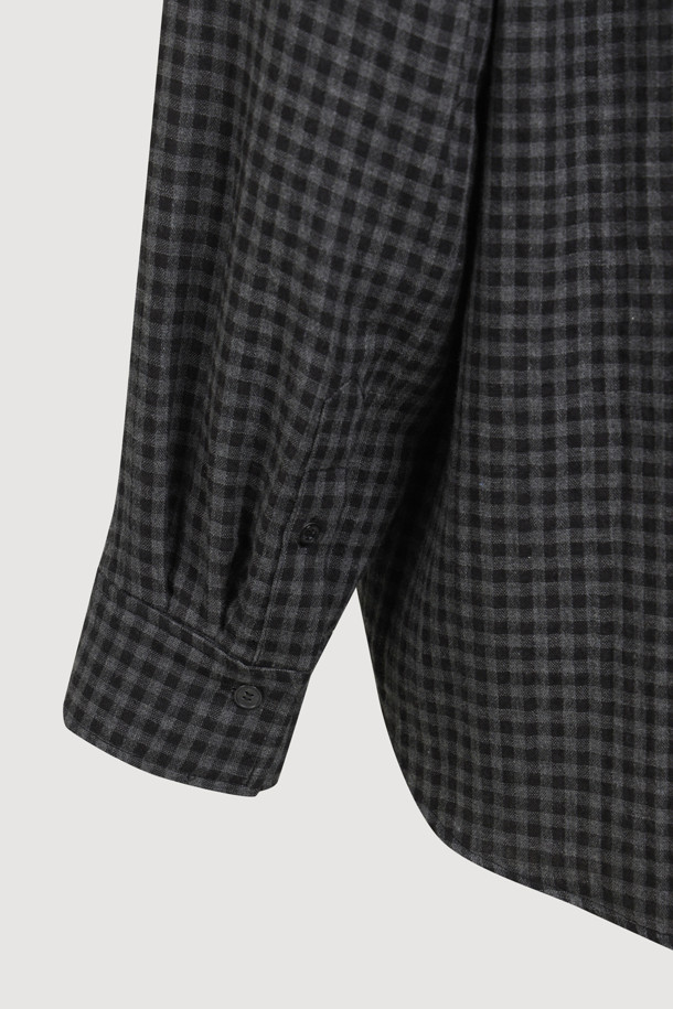 LUCKY CHOUETTE (럭키슈에뜨)의 Chouetties (슈에티) 체크 오버핏 블라우스입니다. 캐주얼, 베이직 스타일의 여성 의류로, 봄, 가을에 착용하기 좋습니다. 그레이 컬러의 체크 패턴이 돋보이며, 긴 소매와 카라넥 디자인으로 포인트를 더했습니다. 버튼다운 디테일과 크롭 기장으로 세련된 핏을 연출하며, 오버핏으로 편안하게 착용할 수 있습니다.
