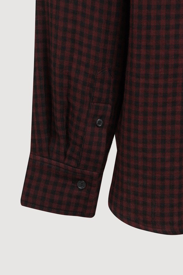 럭키슈에뜨의 Chouetties (슈에티즈) 체크 오버핏 블라우스 (와인)입니다. 캐주얼, 클래식, 미니멀 스타일을 즐겨 입는 여성 고객을 위한 제품입니다. 가을과 겨울에 어울리는 긴소매 블라우스로, 체크 패턴과 오버핏 디자인이 특징입니다. 데이트룩, 모임룩 등 다양한 TPO에 활용할 수 있으며, 카라넥으로 세련된 느낌을 더했습니다. 와인 색상이 주는 우아함과 체크 패턴의 조화가 돋보이는 블라우스입니다.
