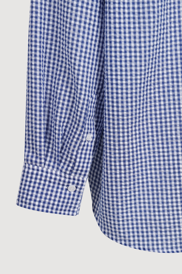 Chouetties by LUCKY CHOUETTE_체크 오버 핏 블라우스 (블루)는 여성용 셔츠/블라우스입니다. 산뜻한 블루 컬러에 체크 패턴으로 캐주얼한 스타일을 연출하며, 봄, 가을에 활용하기 좋습니다. 오버핏으로 편안한 착용감을 제공하며, 셔츠 칼라와 긴 소매 디자인이 특징입니다. 앞 중심 로고 단추와 가슴 부분 레터링 자수가 포인트이며, 아우터로도 활용 가능하여 데이트룩, 카페룩 등 다양한 TPO에 활용 가능합니다. 캐주얼, 클래식, 미니멀 스타일을 즐겨 입는 분들께 추천합니다.
