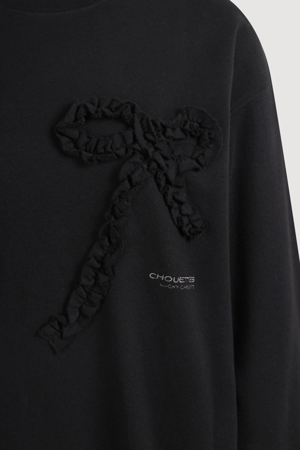 럭키슈에뜨의 Chouetties 리본 포인트 스웨트셔츠(블랙)입니다. 부드러운 면 소재로 제작되었으며, 루즈핏에 라운드넥 디자인으로 편안한 착용감을 선사합니다. 소매와 밑단 시보리 처리, 데미지 워싱, 리본 자수 디테일과 레터링 자수로 포인트를 주어 캐주얼하면서도 빈티지한 스타일을 연출합니다. 봄, 가을, 겨울, 세 계절 모두 활용 가능하며, 동네 마실룩, 집콕룩, 겨울 데일리룩 등 다양한 TPO에 활용하기 좋습니다. 미니멀, 레트로 스타일을 선호하는 여성분들께 추천합니다.
