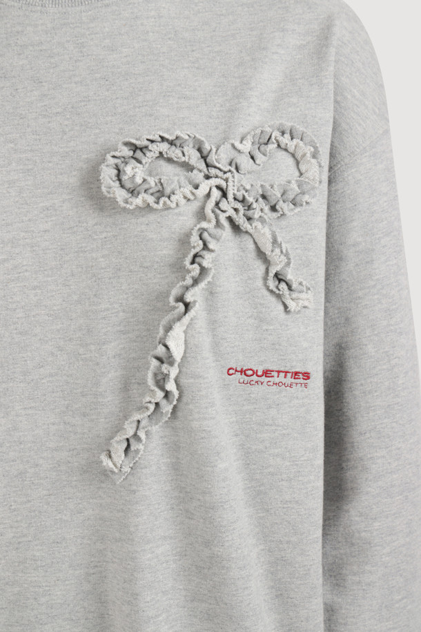 LUCKY CHOUETTE (럭키슈에뜨)의 Chouetties 리본 포인트 스웨트셔츠 (멜란지 그레이)입니다. 부드러운 코튼 미니 쮸리 소재로 제작되어 편안한 착용감을 선사합니다. 캐주얼하고 빈티지한 무드를 연출하며, 루즈핏 디자인으로 활동성을 높였습니다. 소매와 밑단은 시보리 처리되었으며, 볼륨감 있는 리본 자수와 레터링 자수가 포인트로 더해져 사랑스러운 느낌을 줍니다. 봄, 가을 동네 마실룩이나 봄 소풍룩으로 활용하기 좋습니다.
