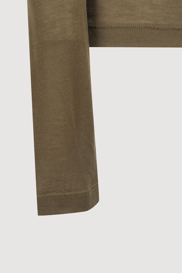 LUCKY CHOUETTE (럭키슈에뜨)의 Chouetties 레이어드 긴팔 티셔츠 (다크 그레이)입니다. 부드러운 레이온과 폴리에스터 혼방 소재로 제작되어 얇고 편안한 착용감을 선사합니다. 슬림핏 라운드넥 디자인에 언밸런스 기장감과 럭키 크레센트 문 와펜 자수 디테일이 특징입니다. 간절기에는 단독으로, 겨울철에는 레이어드하여 데이트룩이나 데일리룩으로 활용하기 좋습니다. 캐주얼, 미니멀 스타일을 즐겨 입는 여성분들께 추천합니다.
