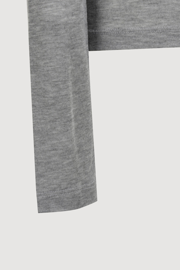 럭키 슈에뜨(LUCKY CHOUETTE)의 Chouetties 레이어링 긴소매 티셔츠(아이보리)입니다. 부드러운 촉감의 레이온과 폴리에스터 혼방 소재로 제작되었으며, 봄, 가을에 착용하기 좋습니다. 슬림핏의 라운드넥 디자인으로, 캐주얼하고 미니멀한 스타일을 연출합니다. 언밸런스 기장과 레이어드 디자인이 특징이며, Lucky Crescent Moon 모티브 자수 디테일로 포인트를 더했습니다. 단독 또는 레이어드하여 데이트룩을 완성해보세요.
