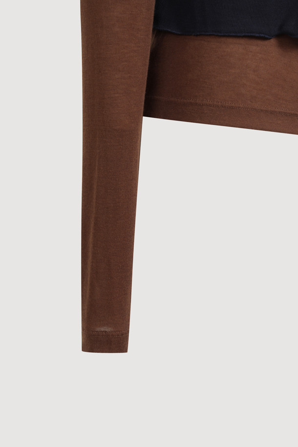 럭키슈에뜨(LUCKY CHOUETTE)의 Chouetties 레이어드 네이비 긴팔 티셔츠입니다. 캐주얼 및 미니멀 스타일을 추구하는 분들을 위한 베이직 아이템으로, 데이트룩과 카페룩에 잘 어울립니다. 부드러운 레이온과 폴리에스터 혼방 소재로 제작되었으며, 슬림핏 라운드넥 디자인입니다. 언밸런스 기장에 럭키 크레센트 문(Crescent Moon) 와펜 자수 디테일이 특징이며, 단독 또는 레이어드하여 다양한 스타일을 연출할 수 있습니다. 봄, 가을, 겨울, 세 계절 모두 활용 가능하며, 편안한 착용감을 선사합니다.
