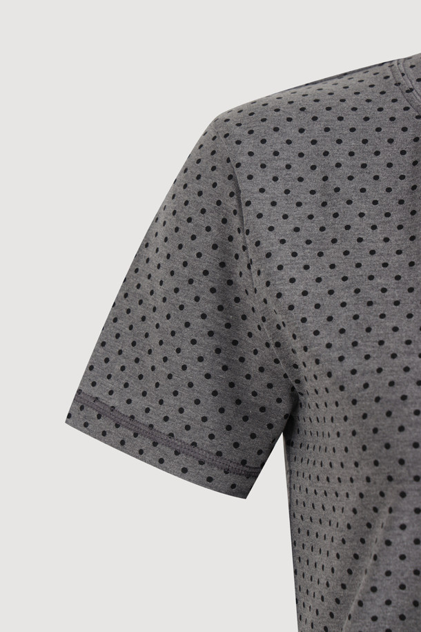 럭키슈에뜨 (LUCKY CHOUETTE)의 Chouetties 도트 패턴 반소매 티셔츠 (멜란지 그레이)입니다. 부드러운 촉감의 폴리에스터와 레이온 혼방 소재로 제작되었으며, 봄, 여름 시즌에 착용하기 좋은 얇은 두께입니다. 캐주얼 스타일의 슬림핏 티셔츠로, 라운드넥 디자인과 도트 패턴이 특징입니다. 레터링 프린트 디테일이 있으며, 레이어드하여 다양한 스타일 연출이 가능합니다. 가벼운 동네 마실이나 소풍룩으로 활용하기 좋은 아이템입니다.
