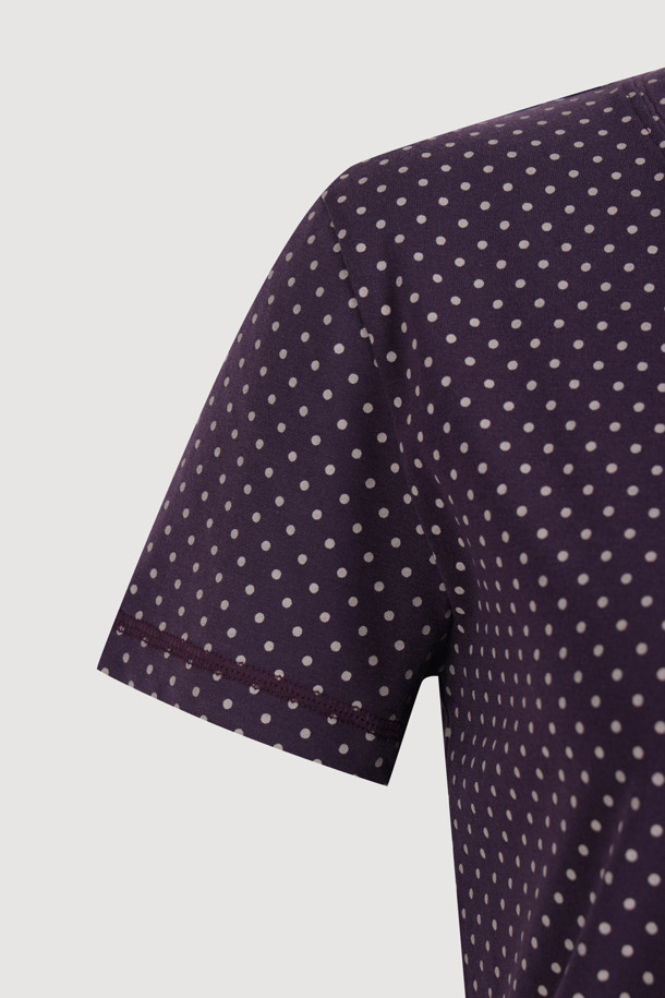 Chouetties by LUCKY CHOUETTE(슈에티 바이 럭키슈에뜨) 도트 패턴 반소매 티셔츠 (퍼플)는 부드러운 촉감의 폴리에스테르와 레이온 혼방 소재로 제작되었습니다. 라운드넥에 슬림핏 디자인으로, 봄, 여름 시즌 캐주얼하고 미니멀한 스타일을 연출하기 좋습니다. 얇은 두께감과 신축성 있는 소재는 편안한 착용감을 선사하며, 도트 패턴과 레터링 디테일이 포인트입니다. 데이트룩이나 포인트 착장용으로 레이어드하여 다양한 스타일을 시도해 보세요.
