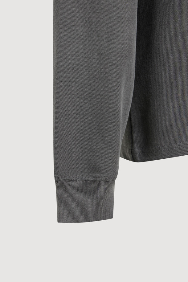 LUCKY CHOUETTE (럭키 슈에뜨)의 Chouetties 그래픽 루즈핏 피그먼트 긴소매 티셔츠 (그레이)입니다. 캐주얼과 빈티지 스타일을 연출하며, 봄, 가을, 겨울 계절에 폭넓게 활용할 수 있습니다. 넉넉한 루즈핏과 라운드넥 디자인으로 편안한 착용감을 선사하며, 면 소재로 제작되어 부드러운 촉감을 느낄 수 있습니다. 피그먼트 워싱 가공과 소매단 시보리 처리로 디자인의 완성도를 높였습니다. 단독 드라이클리닝을 권장하며, 물빠짐 및 이염에 주의하여 관리해야 합니다. 동네 마실룩이나 겨울 데일리룩에 미니멀한 스타일을 더해보세요.
