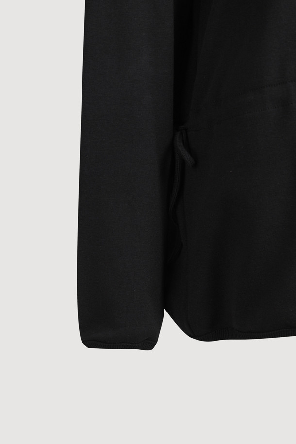 LUCKY CHOUETTE (럭키슈에뜨)의 Chouetties (슈에띠즈) 허리 스트링 하이넥 티셔츠 (블랙)입니다. 부드러운 코튼과 폴리에스터 혼방 소재로 제작되어 편안한 착용감을 선사합니다. 루즈핏 디자인에 하이넥으로 포인트를 더했으며, 허리 스트링으로 핏을 조절하여 다양한 스타일 연출이 가능합니다. 소매단과 밑단 배색, 슈에띠즈 레터링 프린트로 캐주얼하면서도 베이직한 스타일을 완성합니다. 사계절 내내 활용 가능한 웨어러블한 디자인의 긴소매 티셔츠입니다.
