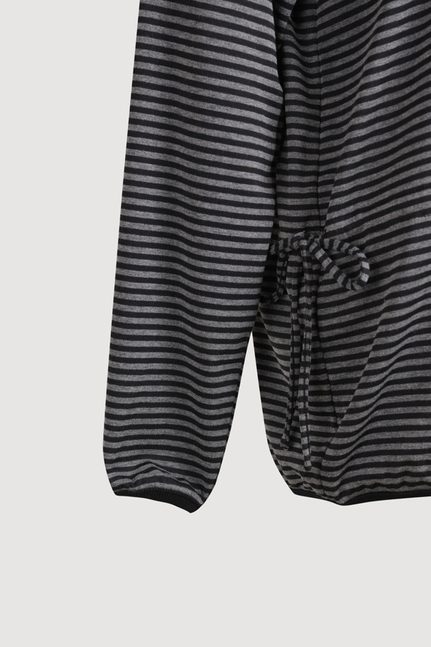 럭키슈에뜨(LUCKY CHOUETTE)의 Chouetties 허리 스트링 하이넥 티셔츠입니다. 캐주얼한 무드의 여성 의류로, 봄, 여름, 가을에 착용하기 좋습니다. 멀티컬러의 스트라이프와 레터링 패턴이 돋보이며, 루즈핏으로 편안함을 더했습니다. 하이넥 디자인과 긴 소매, 소매단/밑단 배색 디테일이 특징이며, 허리 스트링으로 핏 조절이 가능합니다. 면, 폴리에스터, 레이온 혼방 소재로 제작되어 웨어러블하게 즐길 수 있습니다.
