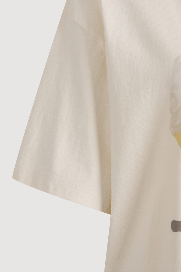 [Re-Order] 럭키슈에뜨의 그래픽 하프 슬리브 티셔츠 (라이트 베이지)는 부드러운 면 소재로 제작되어 편안한 착용감을 선사합니다. 라운드넥 디자인과 레귤러핏으로 캐주얼한 스타일을 연출하며, 봄, 여름 시즌에 활용하기 좋습니다. 은은한 라이트 베이지 컬러에 달 모티프 그래픽 프린팅이 더해져 미니멀하면서도 유니크한 포인트를 줍니다. 동네 마실룩이나 봄 소풍룩에 매치하여 편안하면서도 스타일리시한 룩을 완성해보세요. 반소매 기장으로 간절기에도 부담 없이 즐겨 입을 수 있습니다.
