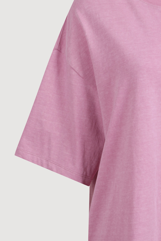 Chouetties by LUCKY CHOUETTE (슈에티 바이 럭키슈에뜨) 백 프린트 루즈 핏 반팔 티셔츠는 캐주얼하고 빈티지한 스타일을 추구하는 유니섹스를 위한 상의입니다. 봄, 여름 시즌에 어울리는 바이올렛 컬러의 라운드넥 티셔츠로, 오버핏과 루즈핏으로 편안한 착용감을 선사합니다. 부드러운 면 소재로 제작되었으며, 가슴 부분의 레터링 프린트와 뒷면의 크랙 효과 프린트가 돋보이는 디자인입니다. 동네 마실룩이나 여행룩에 활용하기 좋으며, 워싱 가공으로 빈티지한 무드를 더했습니다.
