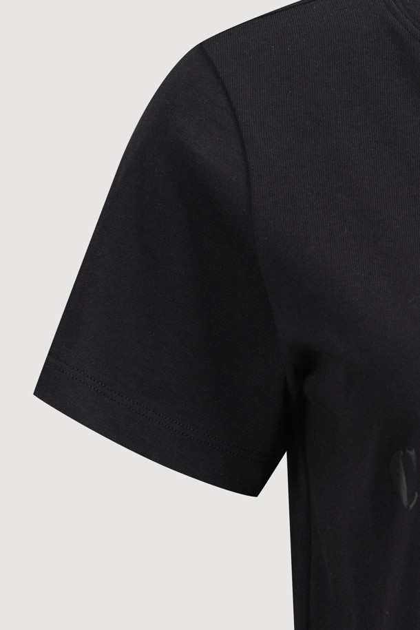 럭키 슈에뜨 레터링 슬림핏 반소매 티셔츠 (블랙)는 여성스러움을 강조하는 슬림핏 디자인의 티셔츠입니다. 부드러운 면 소재로 제작되어 편안한 착용감을 선사하며, 봄, 여름 시즌 데일리룩에 활용하기 좋습니다. 라운드넥과 반소매 디자인은 캐주얼하고 베이직한 스타일을 연출하며, 레이어드하여 다양한 스타일을 시도할 수 있습니다. 깔끔한 무지 디자인에 럭키 슈에뜨만의 레터링 디테일이 더해져 포인트를 더합니다. 블랙과 그레이 두 가지 컬러로 만나보세요.
