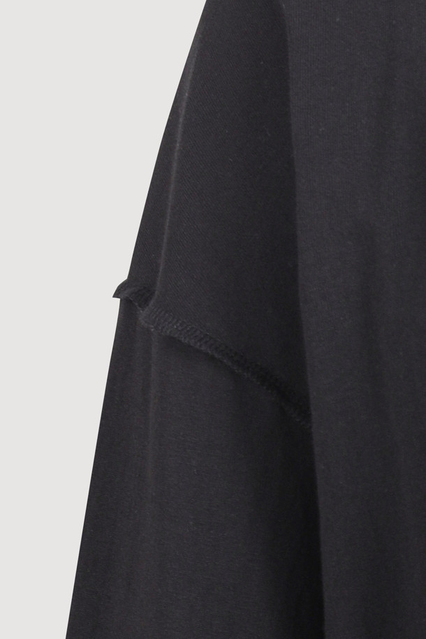 LUCKY CHOUETTE (럭키슈에뜨)의 Chouetties (슈에띠즈) 루즈핏 롱 티셔츠 (블랙)입니다. 캐주얼 스타일의 여성 긴팔 티셔츠로, 봄, 가을에 입기 좋습니다. 라운드넥에 루즈핏으로 편안하게 착용할 수 있으며, 가슴 부분에 슈에띠즈 레터링 프린트가 포인트입니다. 어깨와 암홀 라인 봉제 디테일이 돋보이며, 다양한 하의와 매치하여 동네 마실룩, 봄 소풍룩 등 미니멀하고 캐주얼한 스타일을 연출할 수 있습니다. 블랙 컬러로 어떤 옷에도 잘 어울리는 데일리 아이템입니다.
