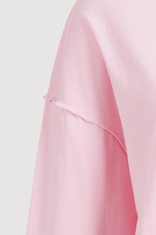 슈에티즈 바이 럭키 슈에뜨_루즈 핏 롱 티셔츠 (핑크)는 편안한 착용감과 스타일리시함을 동시에 갖춘 여성 티셔츠입니다. 핑크 컬러의 라운드넥 긴소매 티셔츠로, 봄, 가을에 캐주얼하게 착용하기 좋습니다. 루즈핏 디자인으로 박시한 실루엣을 연출하며, 가슴 부분의 슈에띠즈 레터링 프린트가 포인트를 더합니다. 어깨와 암홀 라인 봉제 디테일이 돋보이며, 데이트룩, 카페룩 등 다양한 TPO에 활용 가능합니다. 미니멀하면서도 개성 있는 스타일을 완성할 수 있는 아이템입니다.
