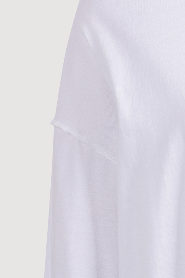 럭키슈에뜨 by 슈에띠즈_루즈 핏 롱 티셔츠 (화이트)는 캐주얼 스타일을 연출하기에 좋은 여성 긴팔 티셔츠입니다. 라운드넥 디자인에 가슴 부분 슈에띠즈 레터링 프린트가 돋보이며, 어깨와 암홀 라인 봉제 디테일이 특징입니다. 루즈핏과 박시핏으로 편안한 착용감을 선사하며, 봄, 가을 시즌 데일리룩으로 활용하기 좋습니다. 동네 마실룩이나 카페룩 등 다양한 TPO에 맞춰 캐주얼하고 미니멀한 스타일링을 완성해보세요. 다양한 아이템과 매치하여 개성 있는 스타일을 연출할 수 있습니다.
