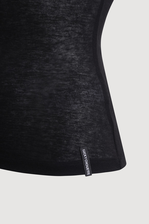 럭키슈에뜨 by 럭키슈에뜨 레이어링 슬리브리스 티셔츠는 여성 의류로, 베이직한 스타일을 추구하는 분들을 위한 슬림핏 민소매 티셔츠입니다. 부드러운 촉감의 울과 레이온 혼방 소재로 제작되었으며, 얇고 시어한 특징을 지녀 봄, 여름 시즌에 시원하게 착용할 수 있습니다. 라운드넥 디자인에 무지 패턴으로 미니멀, 클래식, 시크한 룩을 연출하기 좋으며, 레이어드 스타일링이 가능하여 다양한 스타일을 시도할 수 있습니다. 데이트룩, 카페룩, 쇼핑룩 등 폭넓은 TPO에 활용 가능하며, 밑단에는 럭키슈에뜨 라벨로 포인트를 더했습니다.
