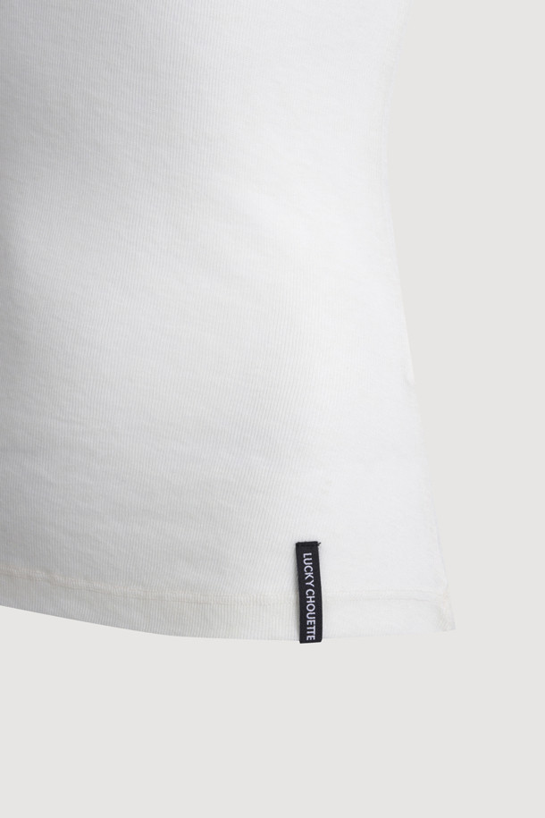 **Chouetties by 럭키슈에뜨 레이어링 민소매 티셔츠**

**Chouetties by 럭키슈에뜨**의 레이어링 민소매 티셔츠는 부드러운 촉감의 울과 레이온 혼방 소재로 제작되어 편안한 착용감을 선사합니다. 슬림핏 디자인에 라운드넥으로 깔끔함을 더했으며, 얇은 두께감과 시어한 소재가 특징입니다. 베이직한 스타일로 다양한 레이어드 연출이 가능하며, 밑단에는 럭키슈에뜨 라벨 장식이 포인트로 더해졌습니다. 데이트룩, 카페룩, 쇼핑룩 등 다양한 TPO에 미니멀, 클래식, 캐주얼 스타일로 활용하기 좋은 아이템입니다. 화이트 컬러의 무지 디자인으로 어떤 룩에도 쉽게 매치할 수 있습니다.
