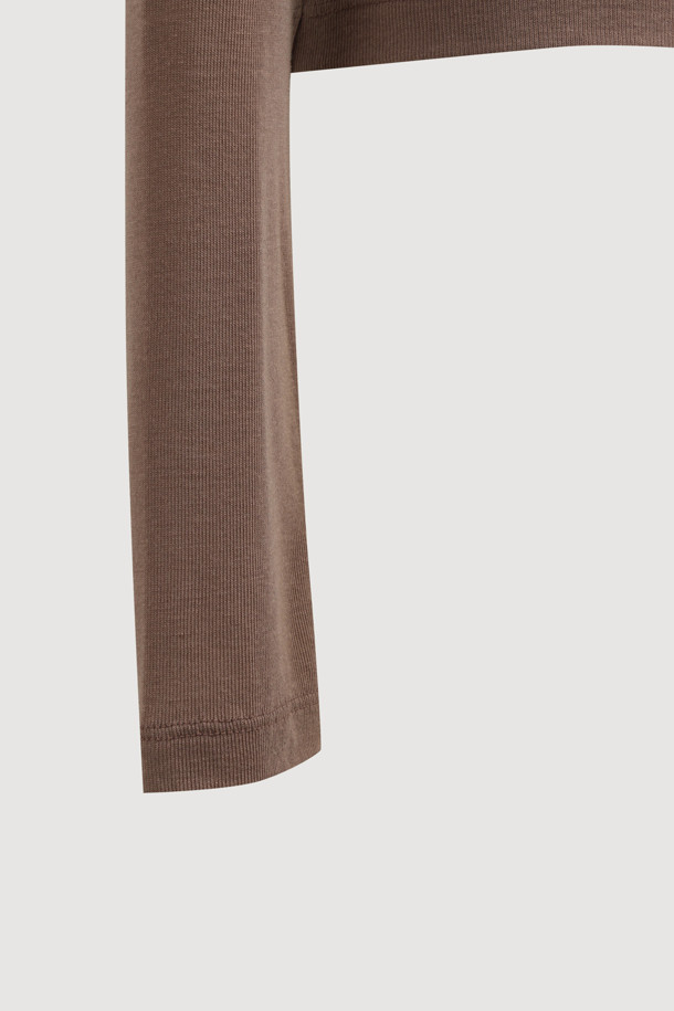 LUCKY CHOUETTE (럭키슈에뜨)의 Chouetties 쉬어 슬림핏 긴팔 티셔츠(브라운)입니다. 부드러운 촉감의 울과 레이온 혼방 소재로 제작되어 봄, 가을에 착용하기 좋습니다. 슬림핏 라운드넥 디자인에 얇은 두께감과 시어한 소재로 여성스러운 분위기를 연출하며, 레이어드 스타일링에도 용이합니다. 베이직한 디자인으로 데이트룩, 카페룩 등 다양한 TPO에 활용 가능하며, 밑단 장식 라벨이 포인트입니다. 클래식, 미니멀, 캐주얼 스타일을 즐겨 입는 여성분들께 추천합니다.
