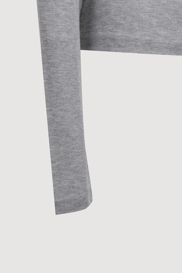 럭키슈에뜨의 Chouetties (슈에티) 멜란지 그레이 슬림핏 긴소매 티셔츠입니다. 부드러운 촉감의 울과 레이온 혼방 소재로 제작되어 봄, 가을에 활용하기 좋습니다. 시어한 소재감과 슬림핏 디자인으로, 데이트룩이나 카페룩 등 다양한 TPO에 맞춰 미니멀, 클래식, 캐주얼 스타일을 연출할 수 있습니다. 밑단 장식 라벨이 포인트로, 레이어드 스타일링에도 용이합니다. 라운드넥 디자인에 얇은 두께감으로 편안하게 착용 가능합니다.
