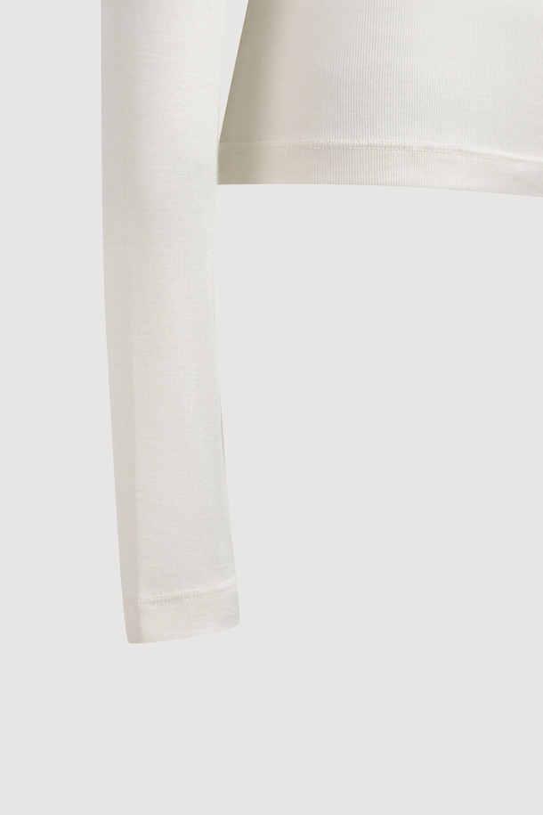 Chouetties by LUCKY CHOUETTE (슈에티 바이 럭키슈에뜨) 시어 슬림 핏 롱 슬리브 티셔츠는 부드러운 면 소재로 제작되어 편안한 착용감을 선사합니다. 차콜 그레이 컬러에 캐주얼한 무드의 프린트 그래픽 디자인이 돋보이며, 사계절 내내 활용 가능한 실용적인 아이템입니다. 얇은 두께감과 오버핏 실루엣으로 레이어드 스타일링이 용이하며, 튤 스커트 디테일로 포인트를 더했습니다. 동네 마실룩이나 봄 소풍룩에 매치하여 미니멀하면서도 스트리트 감성을 연출해보세요.
