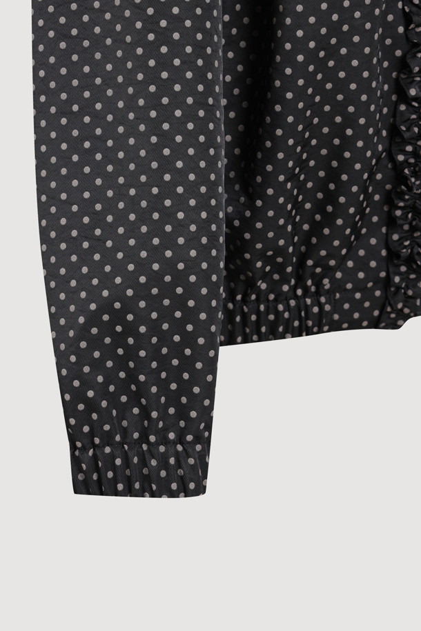 LUCKY CHOUETTE (럭키슈에뜨)의 도트 패턴 프릴 포인트 점퍼는 블랙 컬러의 여성용 아우터입니다. 가볍고 부드러운 나일론 소재로 제작되어 봄, 가을 간절기에 착용하기 좋습니다. 지퍼형 여밈 방식과 루즈핏 디자인으로 편안한 착용감을 선사하며, 프릴 디테일과 레터링 프린트가 돋보입니다. 소매와 밑단 밴딩 처리로 활동성을 높였으며, 슈롱이 파우치 세트가 포함되어 실용적입니다. 캐주얼, 미니멀, 걸리시 스타일을 즐기는 분들께 동네 마실룩, 쇼핑룩, 봄 소풍룩으로 추천합니다.
