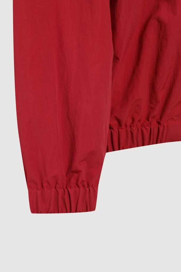 럭키슈에뜨(LUCKY CHOUETTE)의 Chouetties 도트 패턴 프릴 포인트 점퍼 (레드)입니다. 캐주얼하고 걸리시한 스타일로, 봄, 가을에 데이트룩, 동네 마실룩, 봄 소풍룩에 매치하기 좋습니다. 얇은 두께의 나일론 소재로 제작되어 부드러운 촉감을 선사하며, 루즈핏으로 편안하게 착용할 수 있습니다. 지퍼형 여밈 방식에 긴 소매, 소매와 밑단 밴딩 처리로 활동성을 더했습니다. 프릴 디테일과 레터링 프린트가 포인트이며, 슈롱이 파우치와 세트 구성으로 실용성까지 갖춘 아이템입니다.
