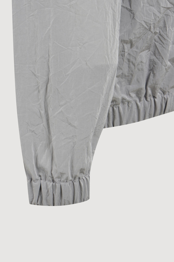 LUCKY CHOUETTE (럭키슈에뜨)의 Dot Pattern Frill Point Jumper (도트 패턴 프릴 포인트 점퍼, 실버)는 여성스러운 캐주얼 스타일을 완성하는 점퍼입니다. 가볍고 시원한 나일론 소재로 제작되어 봄, 가을에 착용하기 좋으며, 루즈핏으로 편안한 착용감을 선사합니다. 섬세한 프릴 디테일과 도트 패턴이 귀엽고 걸리시한 무드를 연출하며, 소매와 밑단 밴딩 처리로 활동성을 더했습니다. 레터링 프린트가 포인트이며, 슈롱이 파우치와 세트 구성되어 실용성을 높였습니다. 동네 마실룩, 봄 소풍룩, 여행룩 등 다양한 TPO에 활용해보세요.
