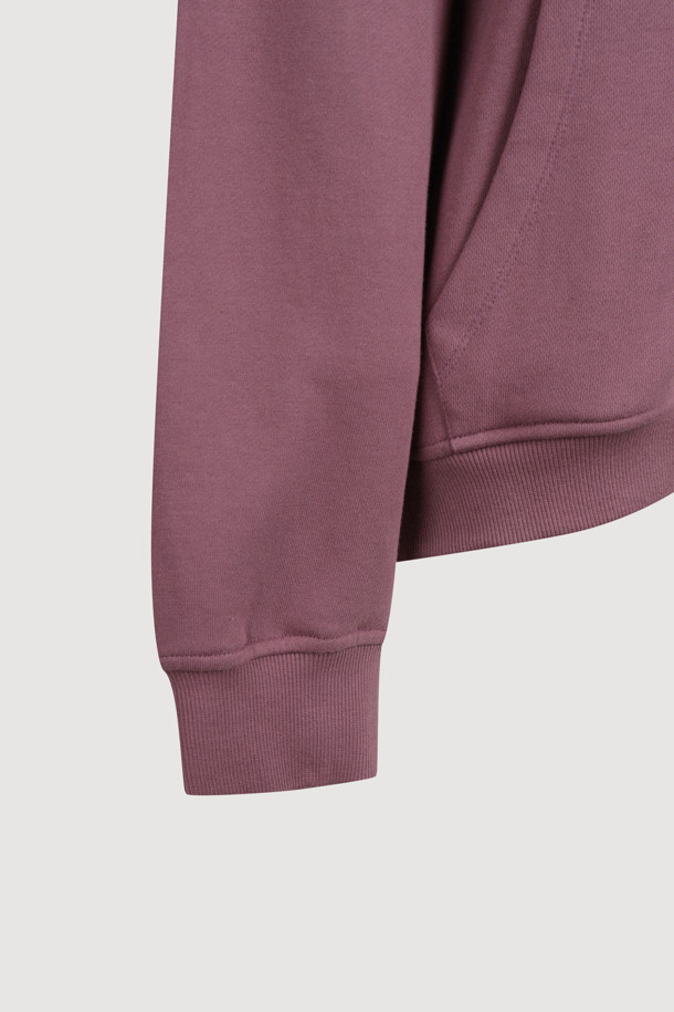 LUCKY CHOUETTE (럭키슈에뜨)의 Chouetties (슈에티스) Moon Point 후드 점퍼 (퍼플)입니다. 부드러운 면 소재로 제작되어 편안한 착용감을 선사하며, 봄, 가을 시즌에 적합합니다. 캐주얼, 미니멀, 스트리트 스타일을 아우르며 동네 마실룩, 봄 소풍룩, 캠핑룩 등 다양한 TPO에 활용하기 좋습니다. 루즈핏에 레귤러 기장으로 편안하게 착용 가능하며, 달 패치 자수와 시보리 처리된 소매와 밑단, 그리고 후드 디자인이 특징입니다. 투웨이 지퍼로 실용성을 더했으며, 럭키 크레센트 문 모티브가 돋보입니다.
