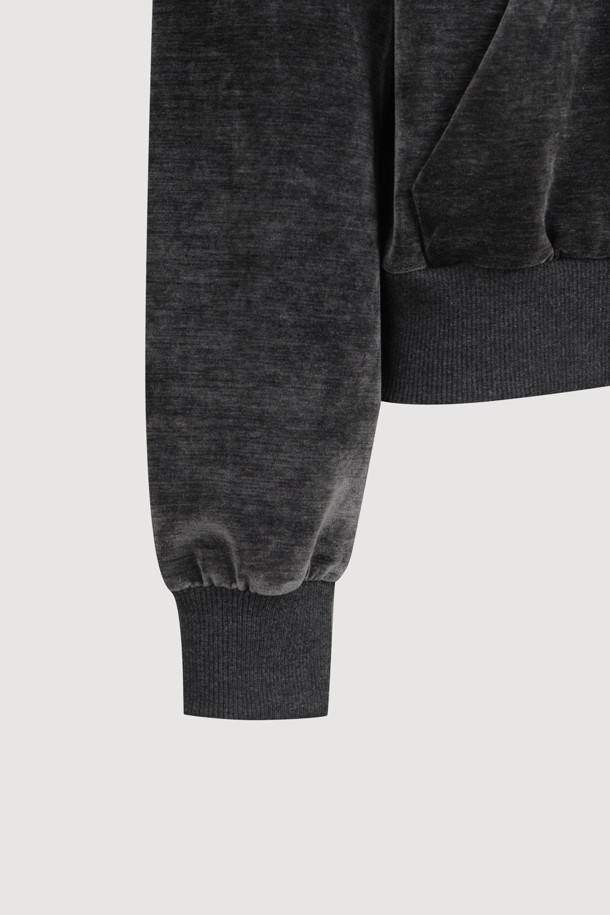 [Re-Order] 럭키슈에뜨_리본 포인트 벨벳 후드 점퍼 (다크 그레이)는 부드러운 벨벳 소재와 루즈핏으로 편안한 착용감을 선사하는 여성 후드 점퍼입니다. 캐주얼하고 미니멀한 스타일을 연출하며, 가을과 겨울에 따뜻하게 입을 수 있습니다. 다크 그레이 컬러에 무지 패턴으로 어떤 옷에도 잘 어울리며, 리본 자수 디테일과 시보리 밑단, 볼륨감 있는 실루엣이 특징입니다. 투웨이 지퍼로 편의성을 높였으며, 캠핑룩이나 산책룩 등 다양한 TPO에 활용 가능합니다. 두꺼운 두께감으로 보온성을 더했습니다.
