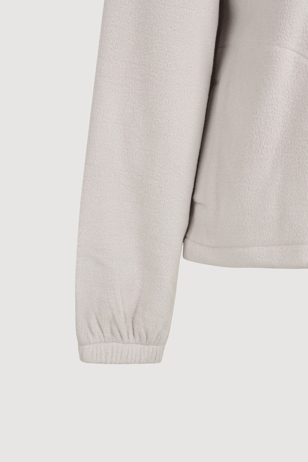 럭키슈에뜨의 Chouetties (슈에티스) by LUCKY CHOUETTE_Moon Motive 플리스 점퍼 (라이트 베이지)는 캐주얼 무드의 여성용 아우터입니다. 가을과 겨울, 일상에서 산책룩, 캠핑룩 등 다양한 TPO에 활용 가능하며, 미니멀, 고프코어 스타일을 연출하기 좋습니다. 부드러운 플리스 소재에 두꺼운 두께감으로 따뜻함을 더하고, 루즈핏 디자인으로 편안한 착용감을 제공합니다. 소매단 밴딩과 밑단 스트링, 네크라인 테이프 처리, 그리고 Lucky Crescent Moon 모티브 패치가 포인트입니다. 지퍼형 여밈 방식과 긴 소매 기장으로 실용성을 높였습니다.
