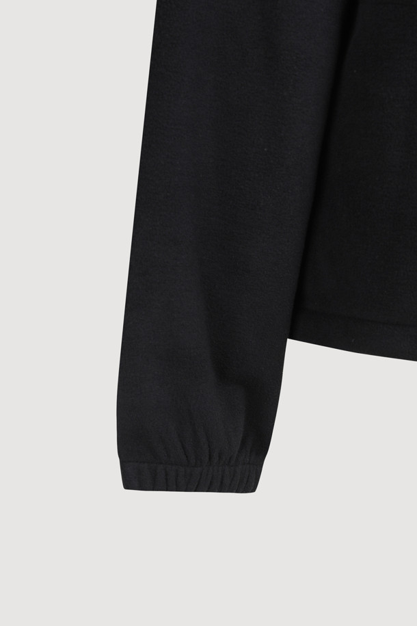 LUCKY CHOUETTE (럭키슈에뜨)의 Chouetties (슈에뜨) Moon Motive 플리스 점퍼 (블랙)는 캐주얼 무드의 여성용 아우터입니다. 부드러운 플리스 소재와 두꺼운 두께감으로 가을, 겨울 시즌 따뜻하게 착용할 수 있으며, 루즈핏 디자인으로 편안한 착용감을 선사합니다. 지퍼형 여밈 방식에 소매단 밴딩 처리와 밑단 스트링 디테일로 활동성을 더했고, Lucky Crescent Moon 모티브 패치 자수와 네크라인 테이프 처리로 포인트를 주었습니다. 캠핑룩, 산책룩 등 다양한 TPO에 활용 가능하며, 캐주얼, 미니멀, 고프코어 스타일을 즐기는 분들에게 추천합니다.
