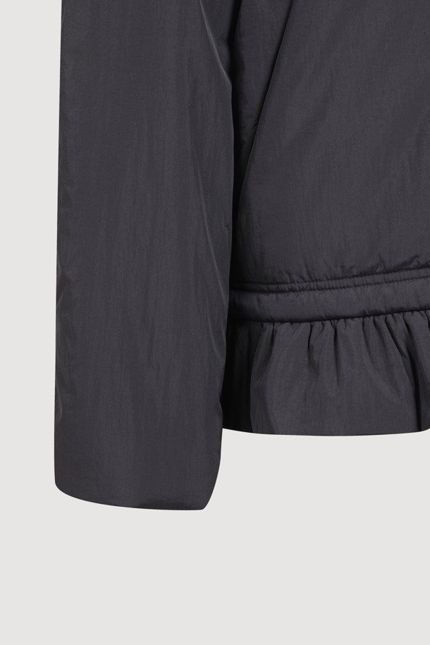 럭키슈에뜨의 Chouetties (슈에티스) Hem Frill Padding Jumper (블랙)은 겨울철 여성의 스타일을 책임질 패딩 점퍼입니다. 캐주얼, 미니멀, 걸리시 무드를 넘나드는 디자인으로 여행룩, 캠핑룩 등 다양한 TPO에 활용하기 좋습니다. 가볍고 따뜻한 나일론 소재에 오버핏 크롭 기장으로 편안함과 트렌디함을 동시에 잡았습니다. 밑단 셔링, 스트링, 로고 프린트, 솔리드 안감 등 섬세한 디테일이 돋보이며, 스냅 여밈 방식으로 간편하게 착용할 수 있습니다.
