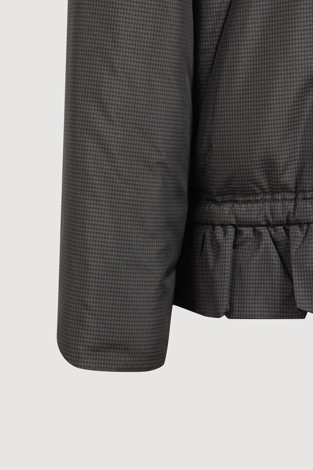 럭키슈에뜨(LUCKY CHOUETTE)의 Chouetties 헤 Hem Frill 패딩 점퍼는 다크 그레이 컬러의 여성 패딩 점퍼입니다. 캐주얼하면서도 여성스러운 스타일로, 일상생활은 물론 산책룩으로도 활용하기 좋습니다. 오버핏으로 편안하게 착용 가능하며, 체크 패턴과 밑단 셔링 디테일, 밑단 스트링으로 사이즈 조절이 용이합니다. 두꺼운 두께감의 나일론 소재로 제작되었으며, 긴 소매와 스냅 여밈 방식, 로고 프린트, 솔리드 안감이 특징입니다. 겨울철 따뜻하고 스타일리시하게 연출할 수 있는 아이템입니다.
