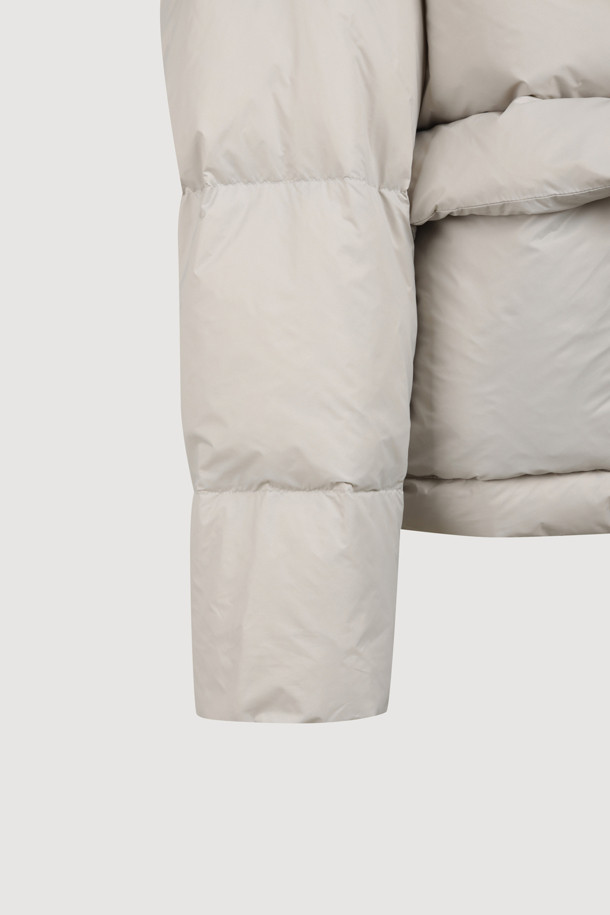 럭키슈에뜨 크롭 덕다운 점퍼는 캐주얼, 빈티지 스타일을 즐기는 분들을 위한 겨울철 필수 아이템입니다. 라이트 베이지 컬러의 무지 디자인으로 어떤 스타일에도 쉽게 매치할 수 있으며, 여행룩, 캠핑룩, 미니멀, 고프코어 스타일 연출에도 적합합니다. 덕다운(솜털 80%, 깃털 20%) 충전재(240g)와 두꺼운 두께감으로 보온성을 높였으며, 루즈핏 크롭 기장으로 트렌디함을 더했습니다. 빅 아웃포켓, 금속 지퍼, 럭키 크레센트 문 모티브 와펜 디테일이 돋보이며, 은은한 광택감이 고급스러운 분위기를 자아내는 긴소매 점퍼입니다.
